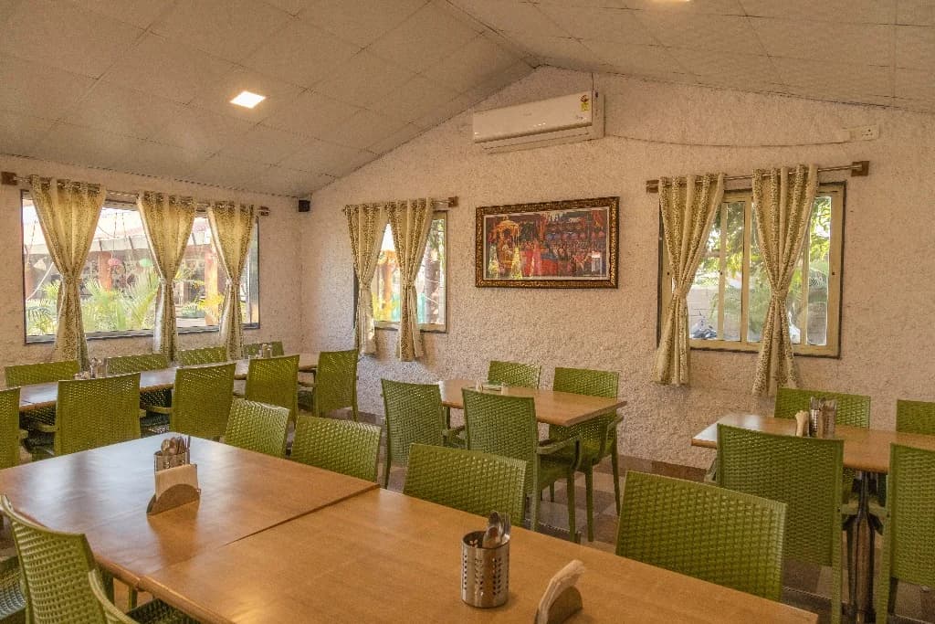 Restaurant Interior & Family Tables